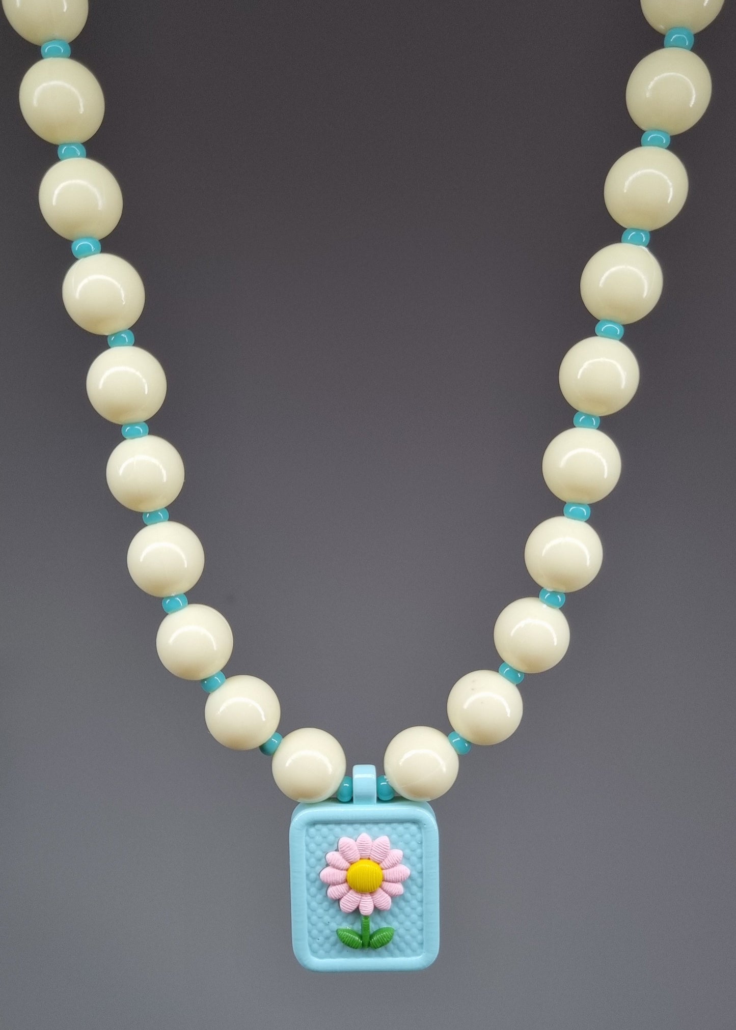 Chunky Necklace – Cream – Blue flower