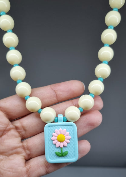 Chunky Necklace – Cream – Blue flower