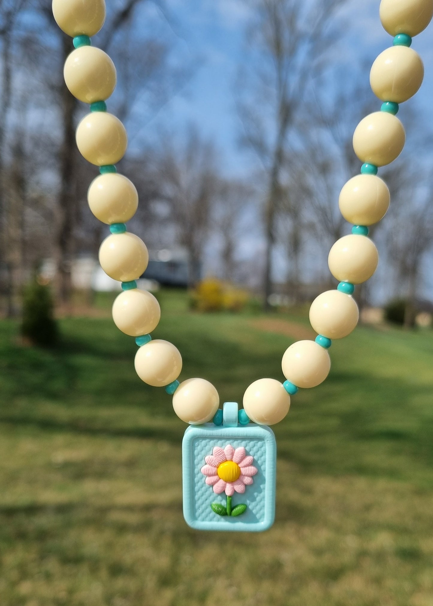 Chunky Necklace – Cream – Blue flower